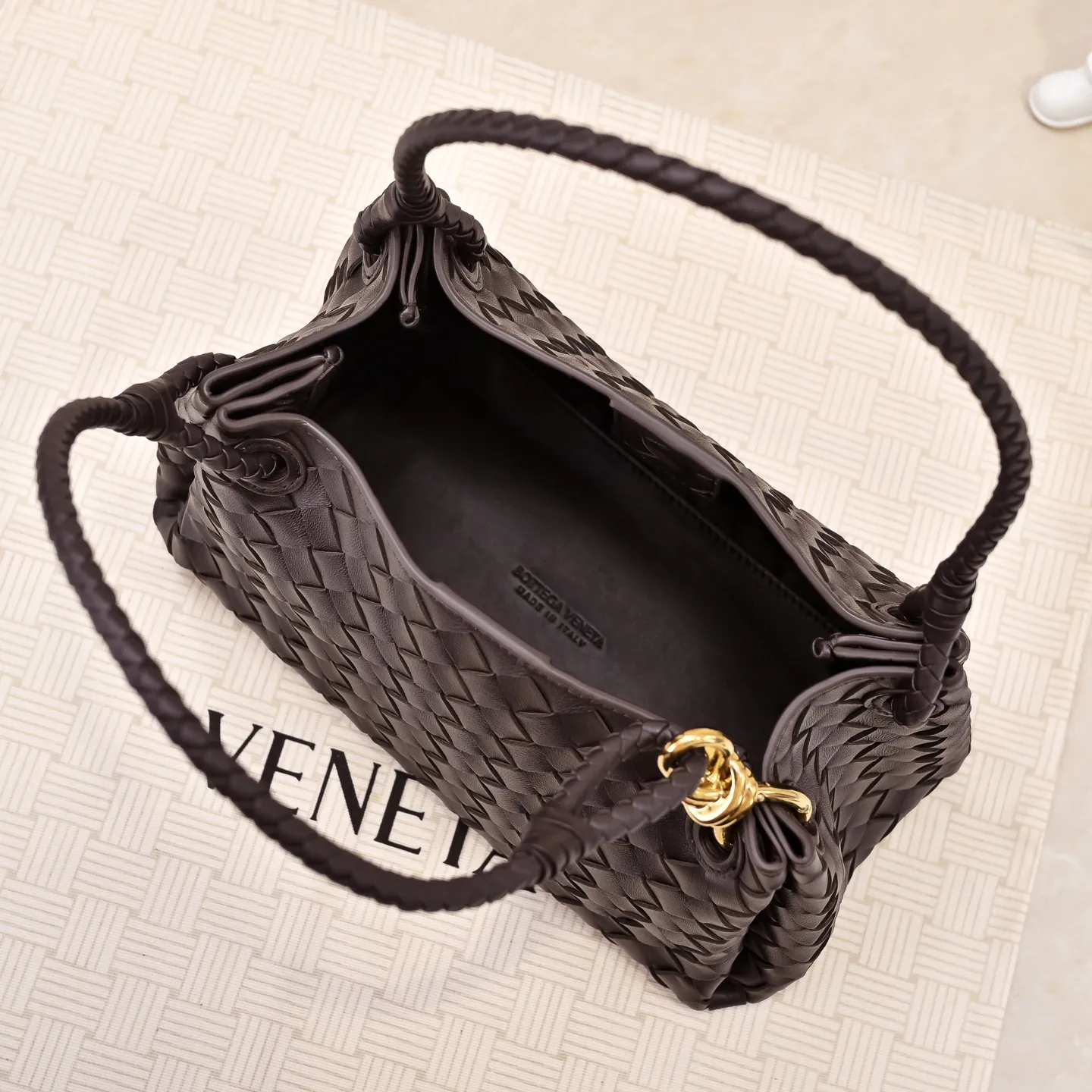Batch 2060 BOTTEGA VENETA 2025 Autumn New Product Medium Parachuta The long-awaited new medium parachuta is here, with a unique appearance and iconic metal knots, and a whole piece of leather folds the four corners into a parachute shape! The exquisite Knot metal buckle is like putting jewelry on a bag. It is high-end and elegant. Its super capacity can hold all your things! The overall effect of this bag is very different from before. It is neither too delicate to provide a large capacity nor too bulky because of its practicality. It simply provides a perfectly suitable bag for casual and simple people👜 Style number: 5921 Size: 29.5*18.5*17.5cm